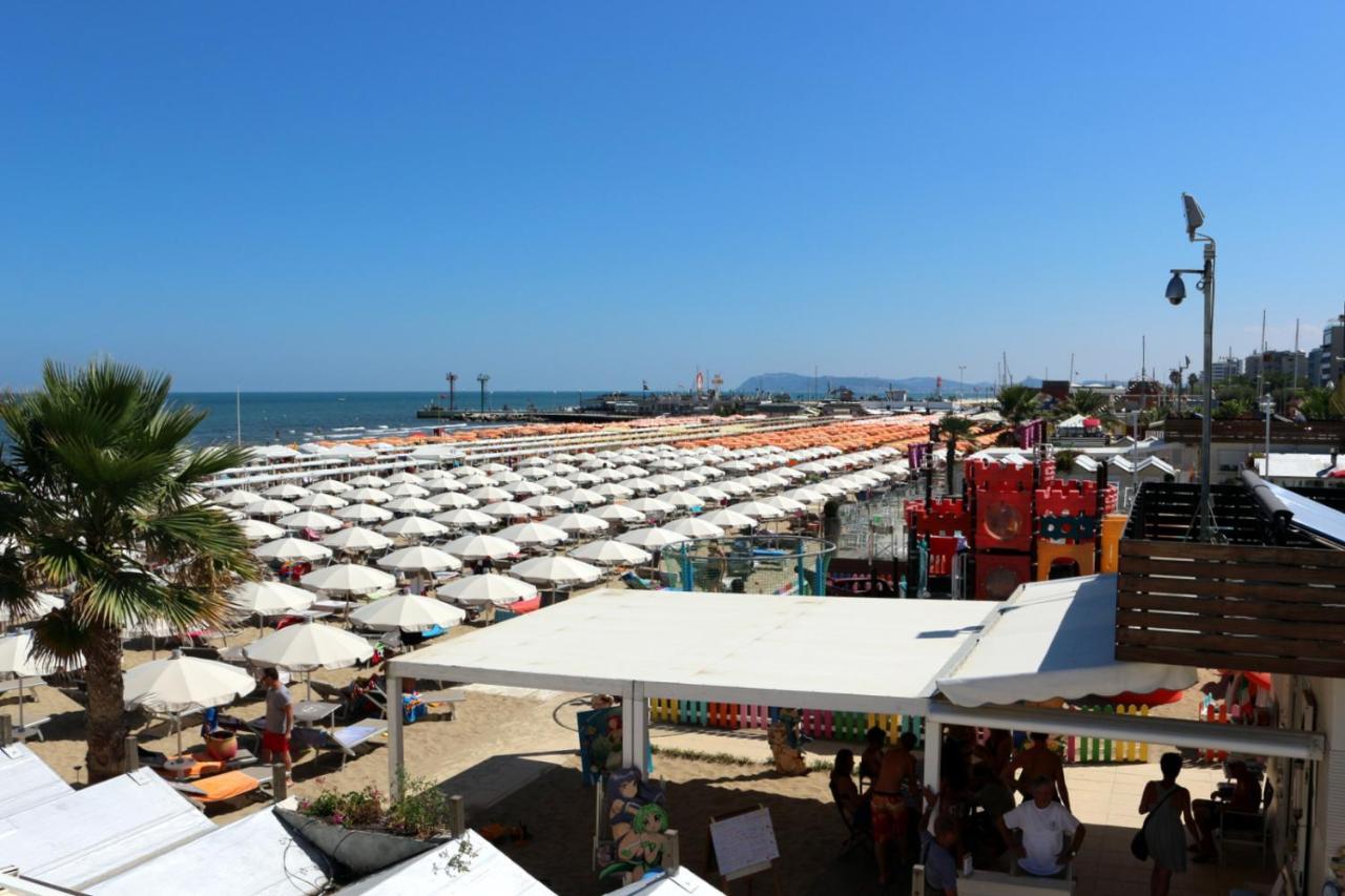 Hotel Record Riccione Dış mekan fotoğraf